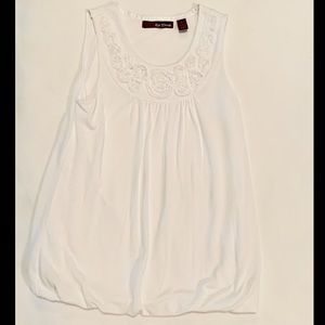 White tank top with rose detail, balloon bottom